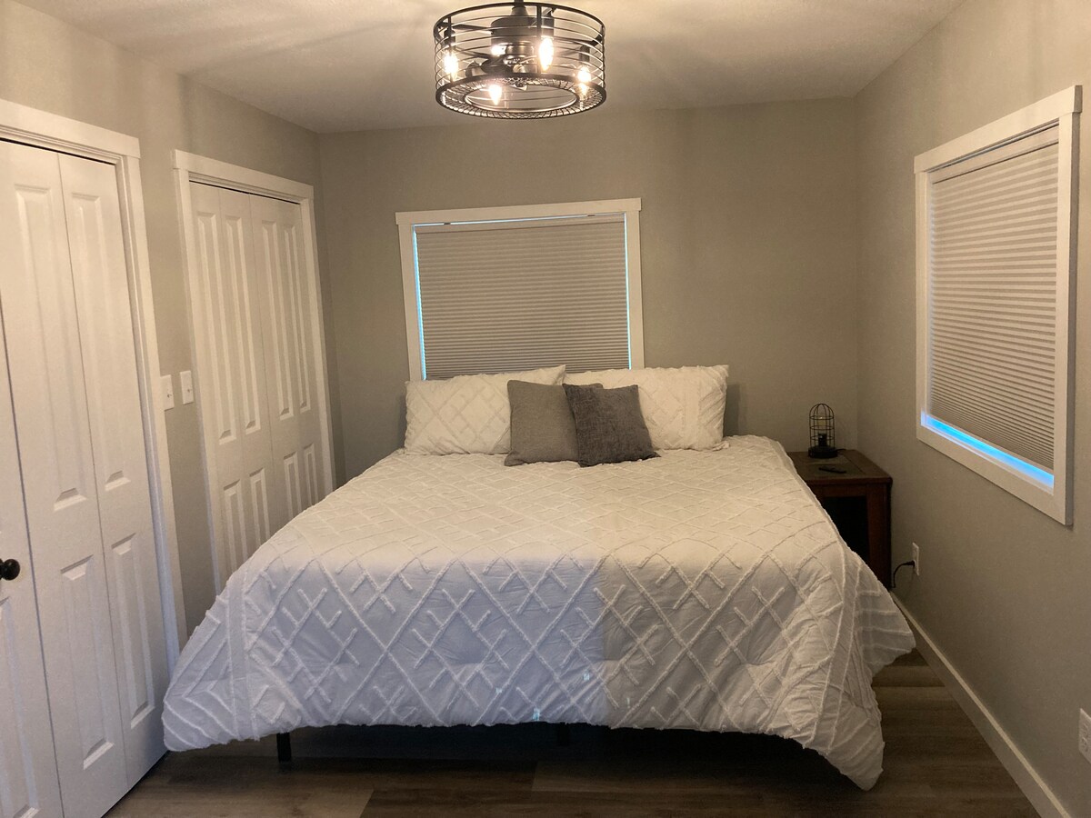 主卧配有加大双人床、双人衣柜和智能电视。 