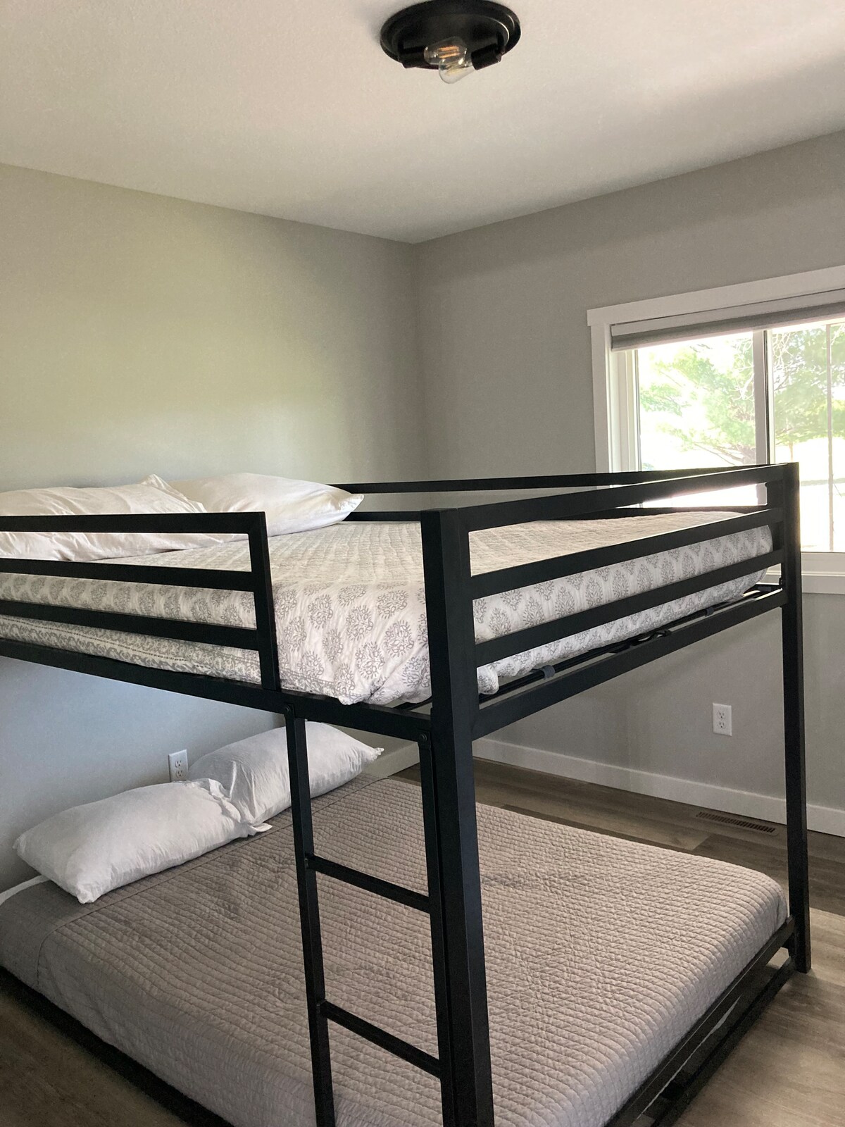 备用卧室配备全尺寸双层床，衣柜空间充裕。