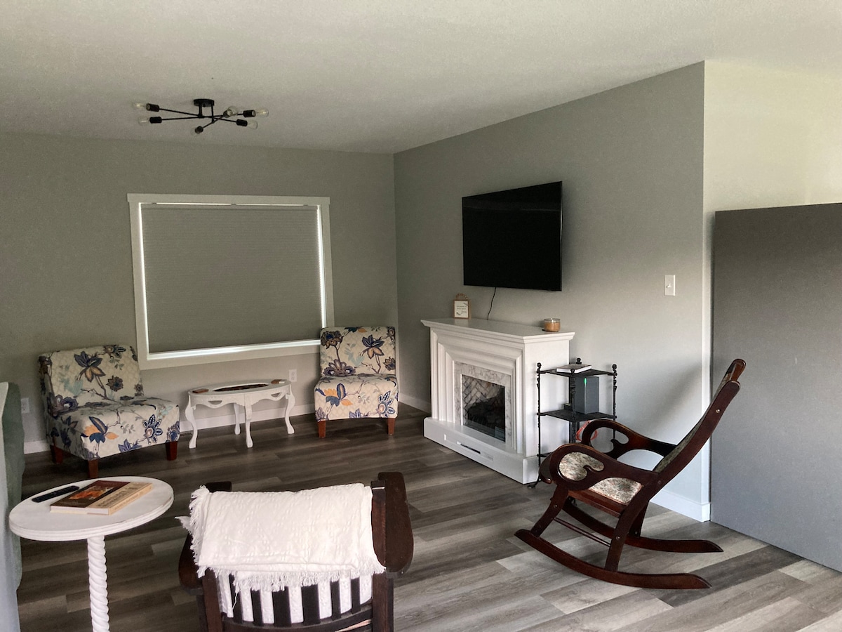 带电壁炉的客厅。 智能电视和全尺寸沙发床。 