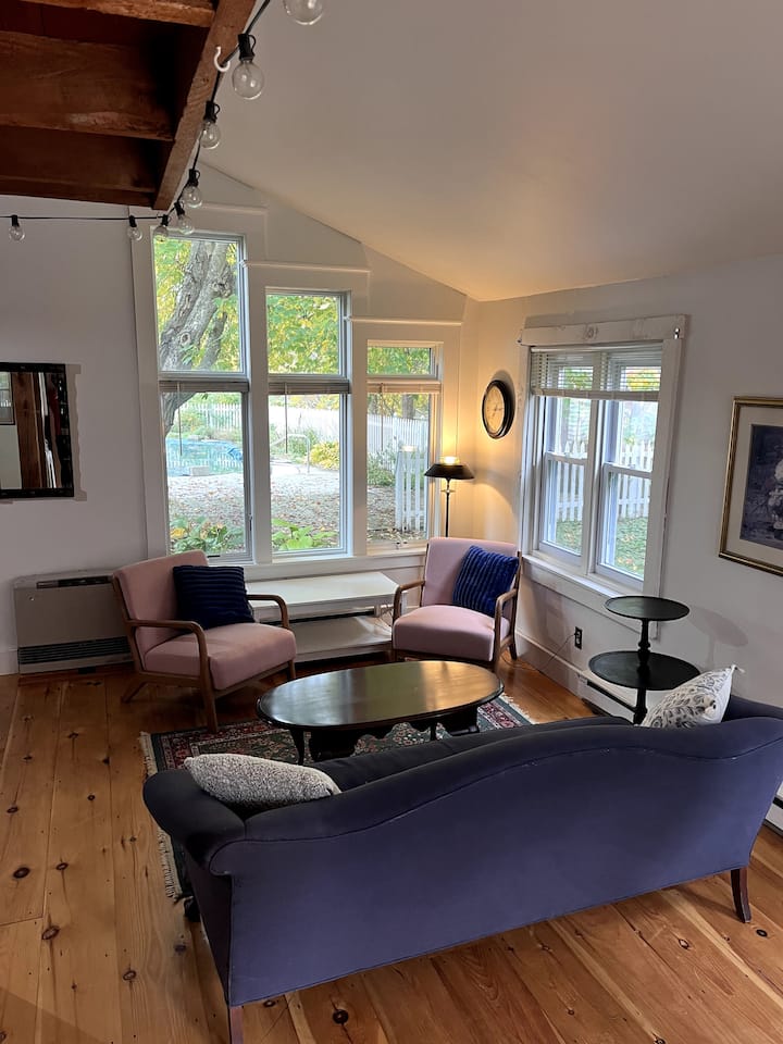 Obývacia izba sa nachádza pri vstupe do predných dverí. Nádherné ranné slnko - úžasné miesto na oddych!