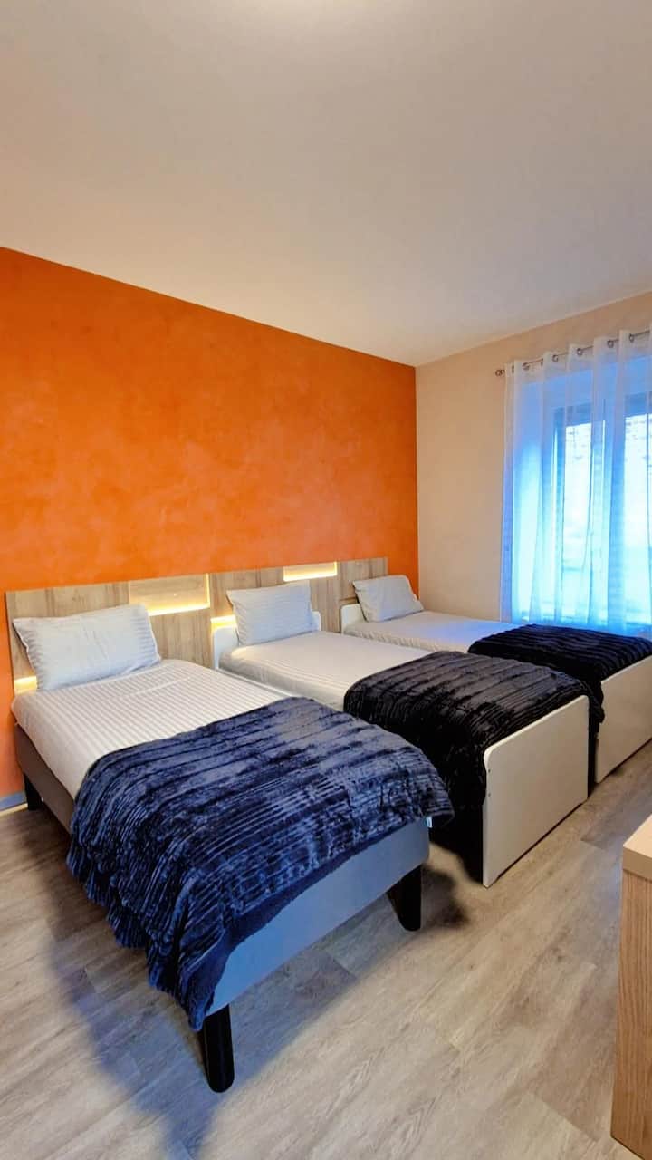 Slaapkamer 3 op de begane grond met 3 bedden