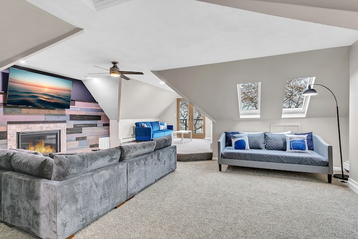 Бонус соба на 3-ти кат, голем дел и 65-инчен телевизор.  Дневен кревет и футон за дополнителни опции за спиење