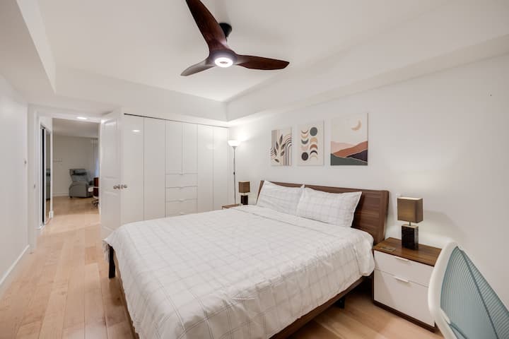 Dormitorio lujoso con un área de trabajo.