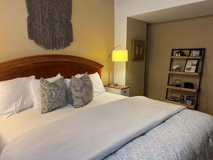 Urbach Room no andar de baixo é o quarto principal com cama king