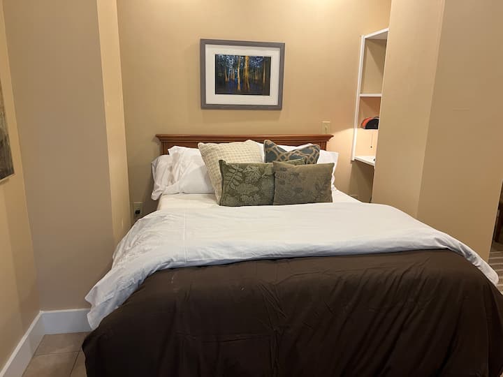 O quarto Cypress no andar de baixo tem uma cama completa e duas camas individuais