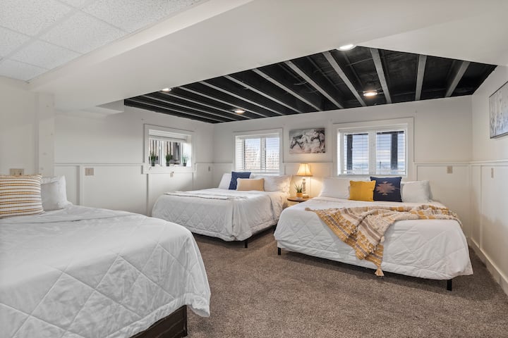 第三间卧室有2张特大双人床和1张标准双人床