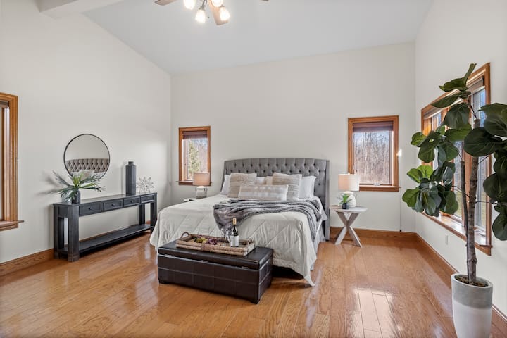 宽敞的主要套房，可欣赏美景，套房内设施齐全