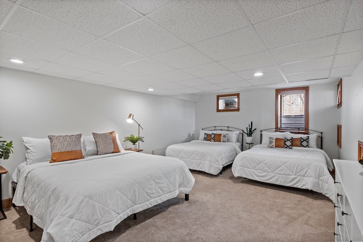 另一间卧室配有2张特大双人床和1张标准双人床