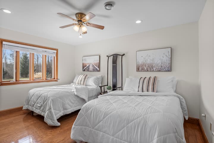 一楼第二间卧室配有酒店风格的标准双人床