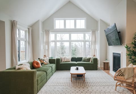 4BR modern valley view cottage. Winter discount!