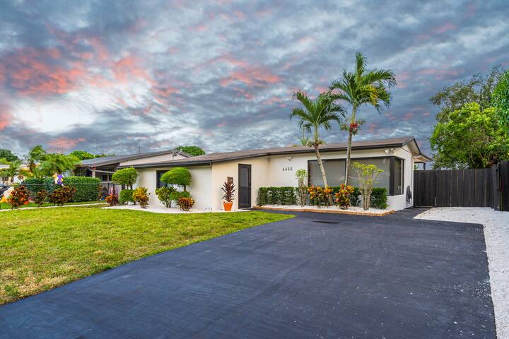 Stunning Heated Pool Home Retreat | Hollywood gallery image 3