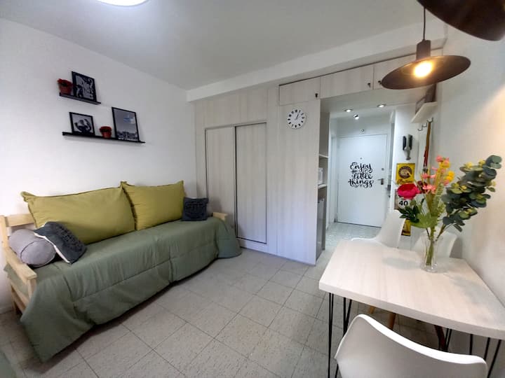 Kitnet com varanda perto do Obelisco em Retiro