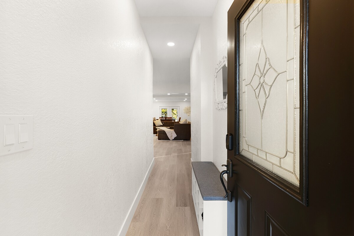 Top Airbnb: Casa de la Esperanza: 1890s Gem - Hot Tub - 5BD/3BA in Windsor