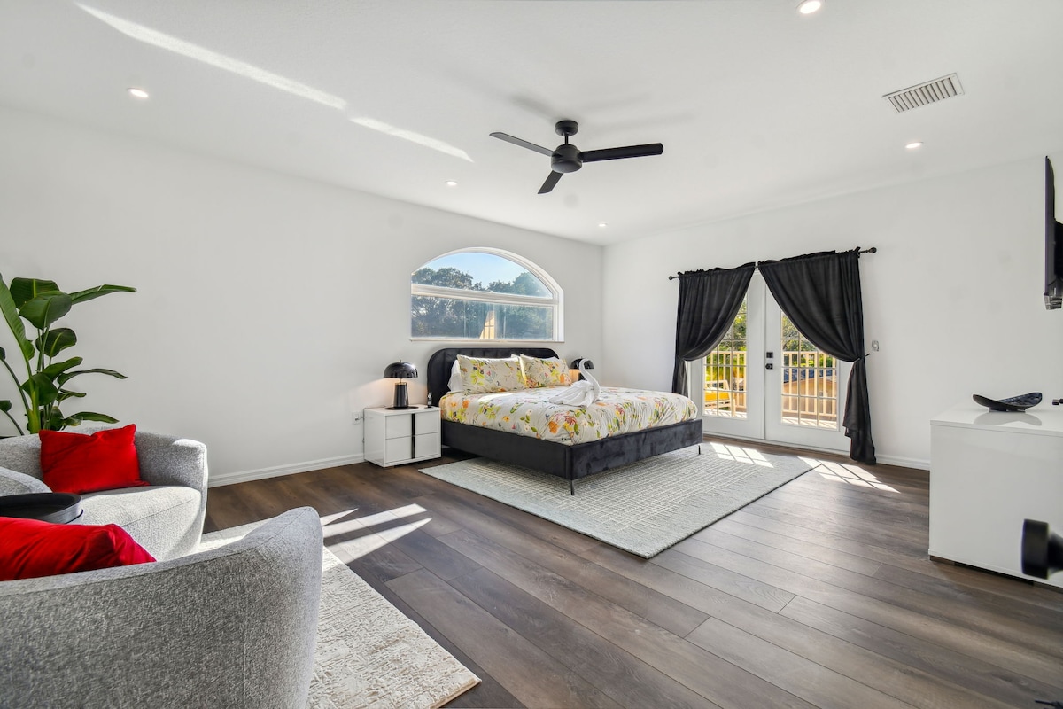 Კინგ ‑ მასტერ ‑ ლუქსი დასაჯდომი ადგილით, შესასვლელი კარადათი, ცალკე აივნით, რომელიც აუზსა და ბუხარს გადაჰყურებს, სააბაზანოთი