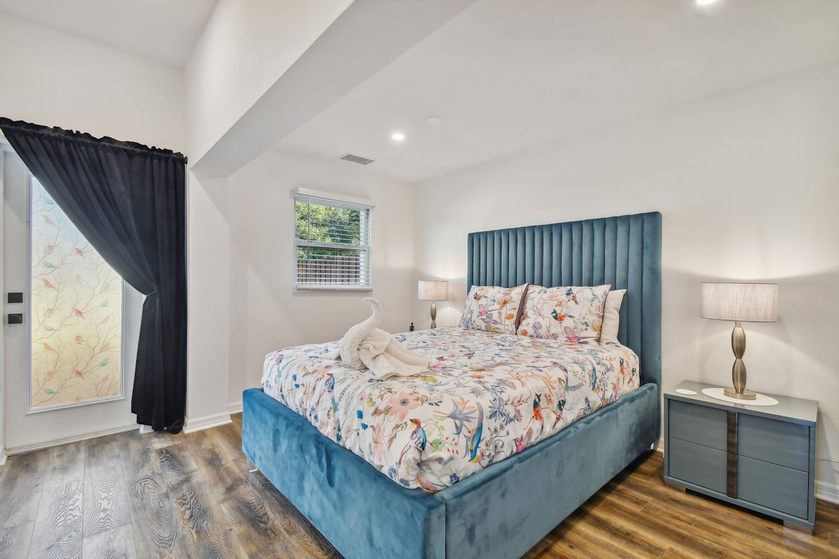 Დედოფლის საძინებელი უკანა ეზოთი