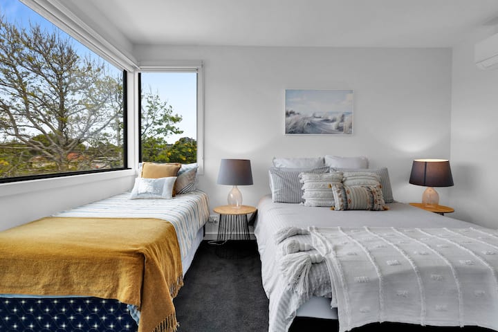 Cama tamaño queen con cama individual