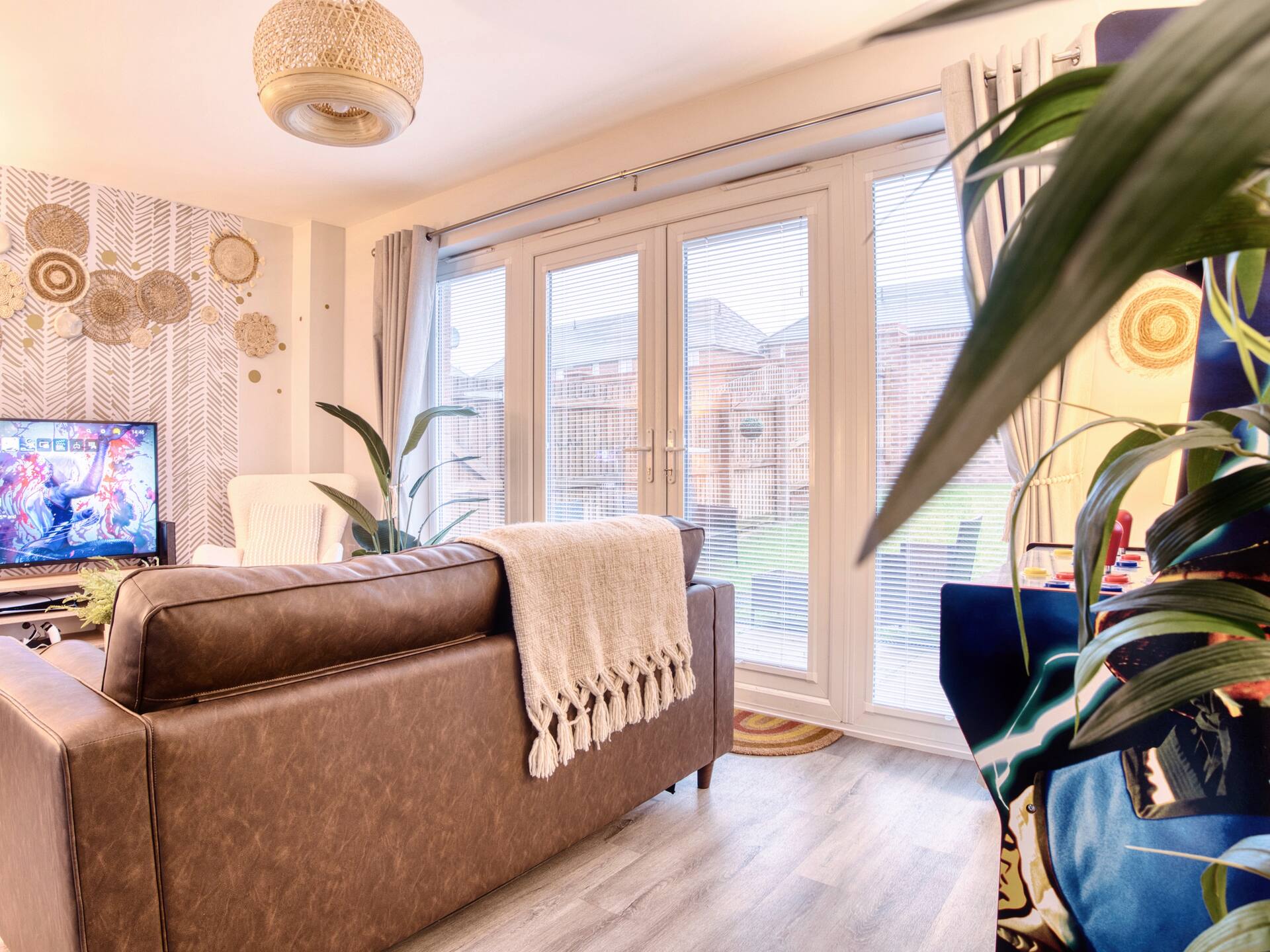 Leeds 4-bed house with hot tub, parking & games
