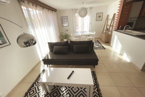 Top performing Airbnb: Beautiful 2-room, parking + close to hospital, city center, stadiums in Perpignan