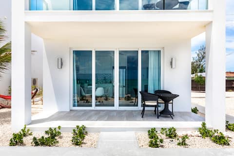 Beachfront Serenity: 1-Bedroom Suite