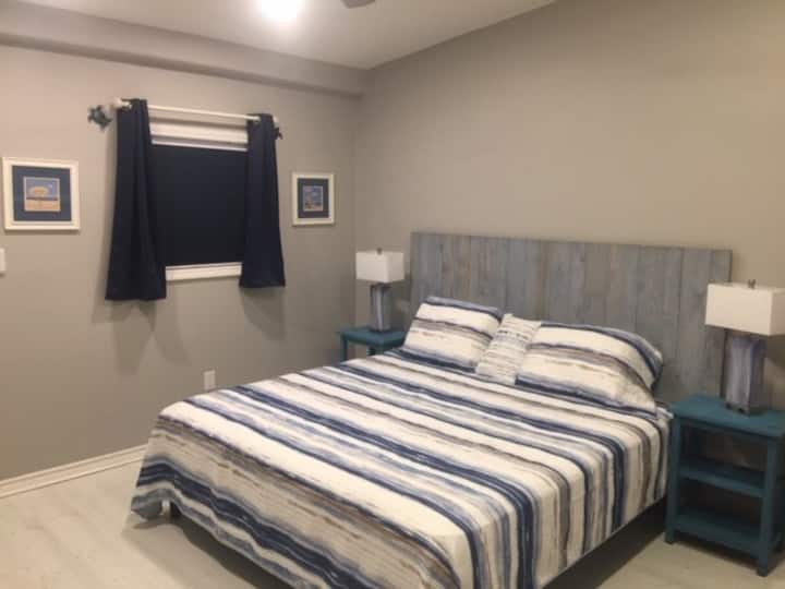 Camera da letto con tende oscuranti, letto matrimoniale grande