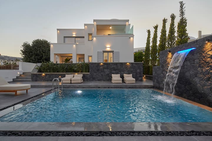 Spacious 2-Βedroom-Suite (Pool & private Jacuzzi)