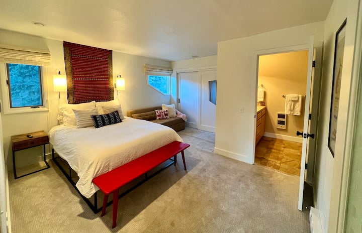 בחדר השינה השני הגדול יש מיטת קווין סייז וספה נפתחת עם מיטת קווין סייז וטלוויזיה גדולה המותקנת על הקיר.