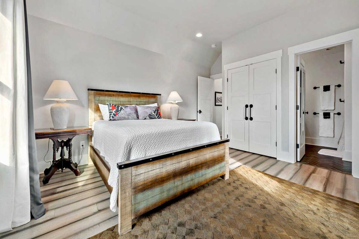 楼上有标准双人床卧室，浴室内。