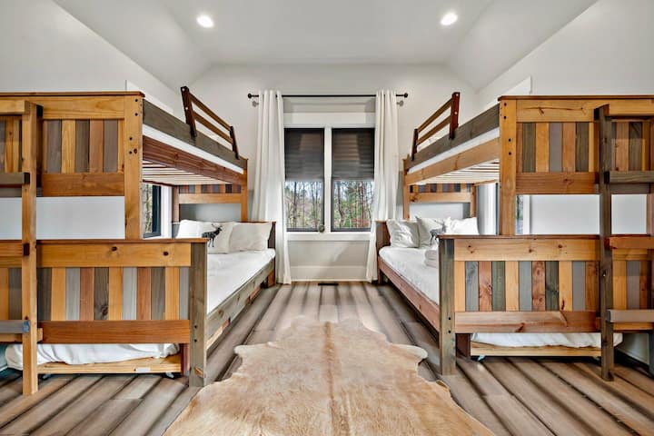 Bunkroom ด้านล่างเป็นฟูกนอนขนาดใหญ่ด้านบนเป็นเตียงแฝดยาว