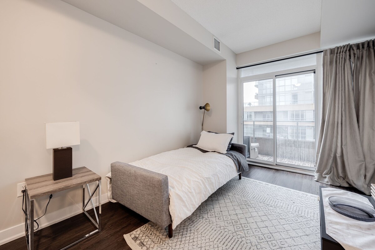 Dormitorio lujoso enriquecido con abundante luz natural.