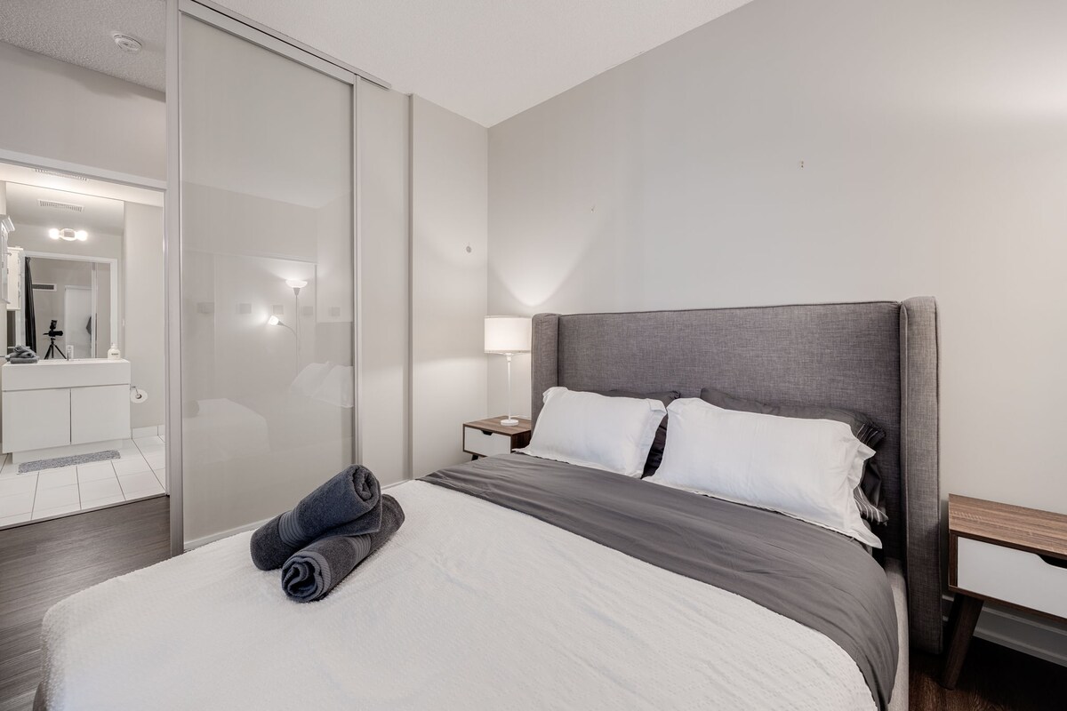 Dormitorio lujoso enriquecido con abundante luz natural.