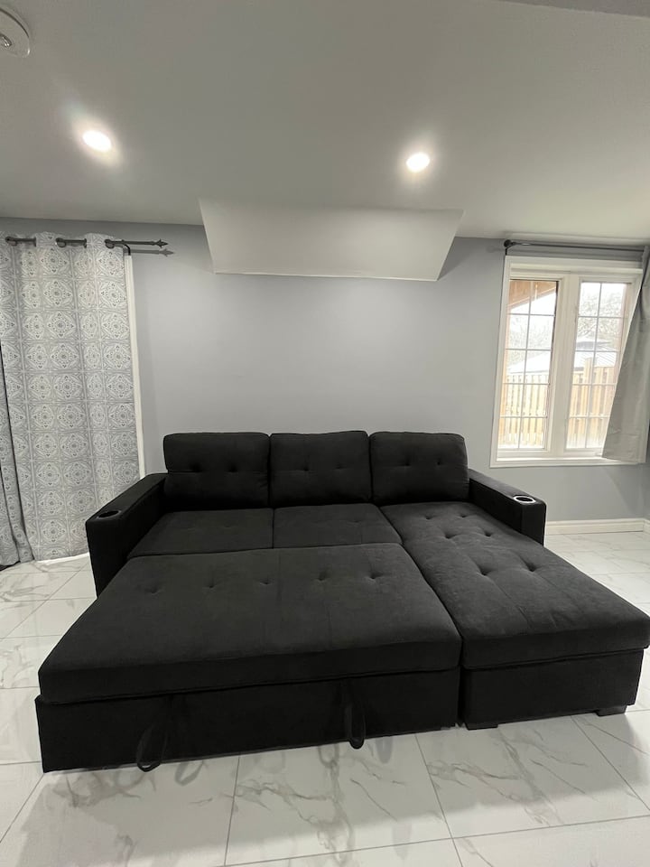 1 Amazing Private Sunlit Cozy Basement Apartment - Brampton