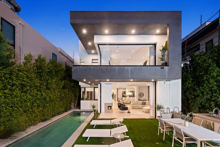Modern Villa In Best Location gallery image 5