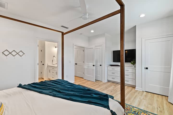 غرفة نوم أساسية ثانية في الطابق العلوي تتميز بحمام داخلي مع دش زجاجي