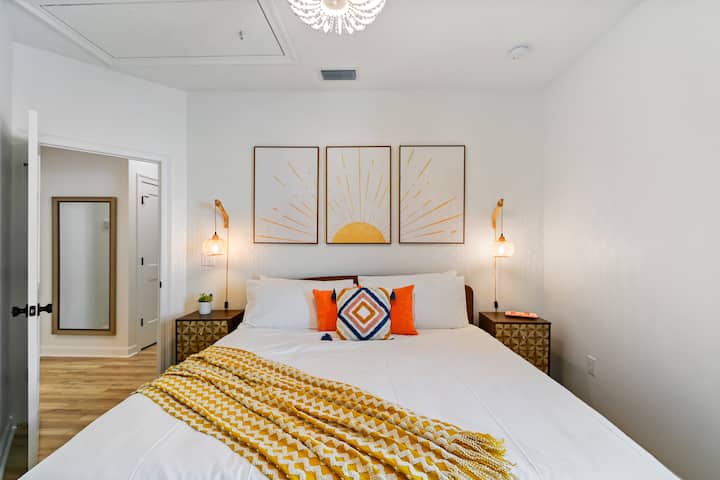 تحتوي غرفة النوم الثالثة على سرير كينج وتتصل بالغرفة ذات الطابقين عبر حمام "جاك وجيل"