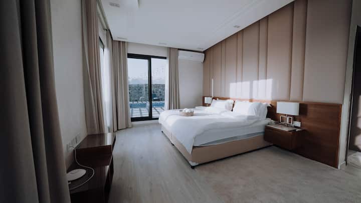 Hay una cama tamaño king y también podemos proporcionar una cama supletoria.