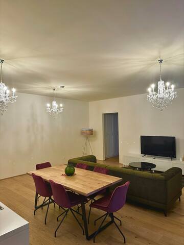 Elegant Escape: 3 BRs, Near Museums & Parliament gallery image 2