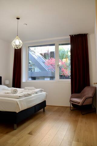 Elegant Escape: 3 BRs, Near Museums & Parliament gallery image 5