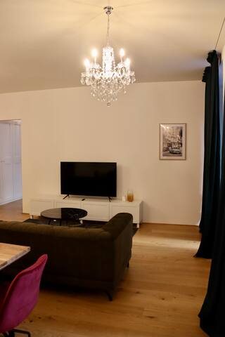 Elegant Escape: 3 BRs, Near Museums & Parliament gallery image 3