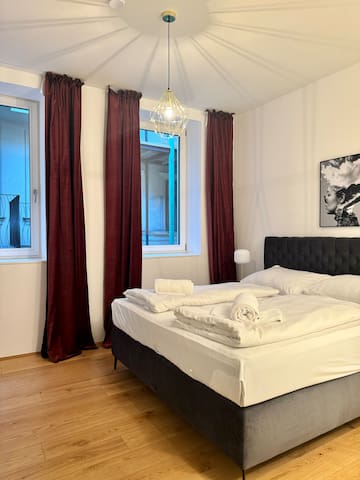 Elegant Escape: 3 BRs, Near Museums & Parliament gallery image 4