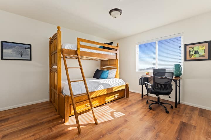 Bonus room + office: Please note these beds are no longer a  bunk-bed style, & Insted, you will find two separate twin beds.