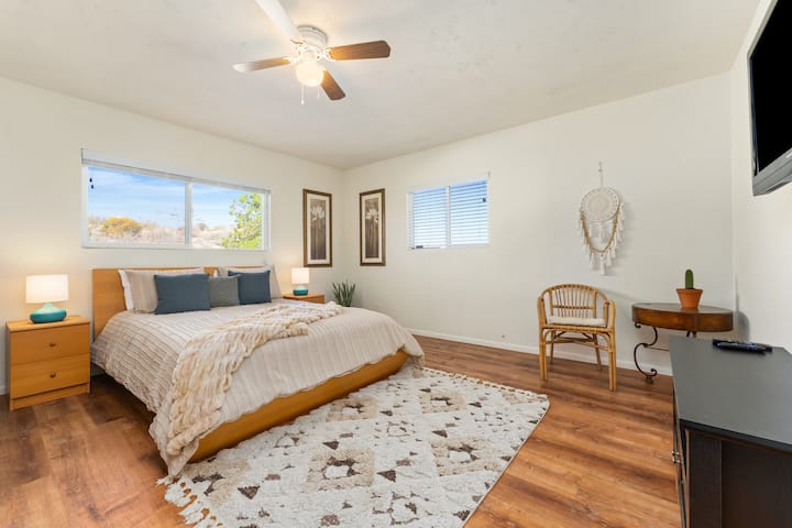 Bedroom 1 | Queen Bed