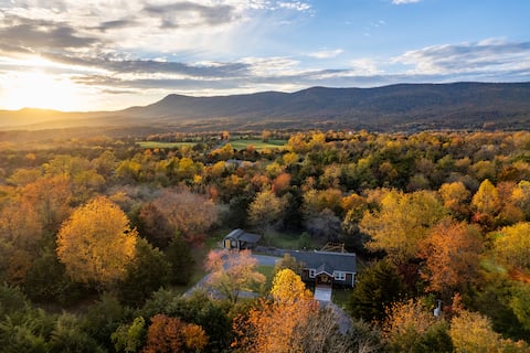 ShenandoahEscape~HotTub~OutdoorCinema~DogFriendly