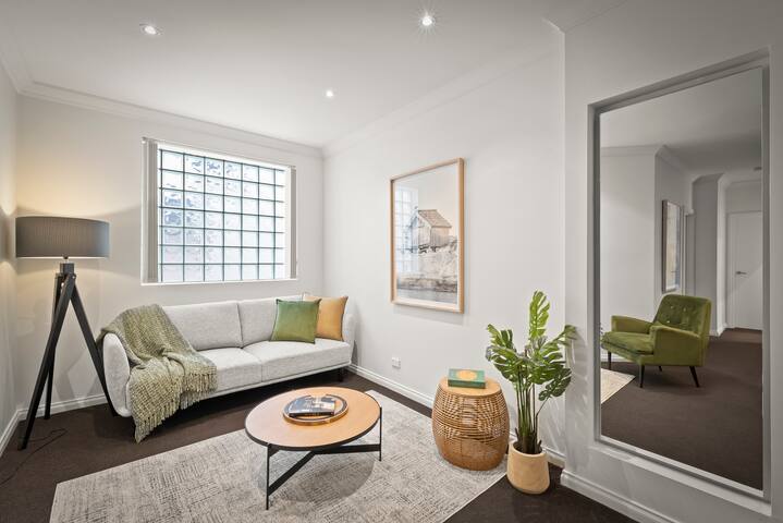 Luxury Two Bedroom Apartment – Hobart CBD gallery image 2
