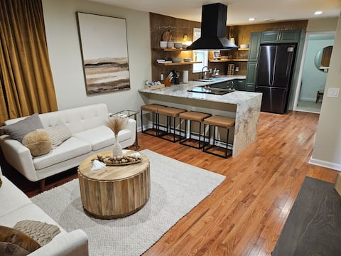 Cozy Retreat~ 2BD Home, Free Parking, Laundry