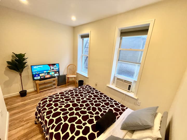 Elegant 2 Bedrooms 14 minutes to Times Square!