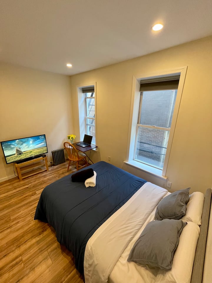 Elegant 2 Bedrooms 14 minutes to Times Square!