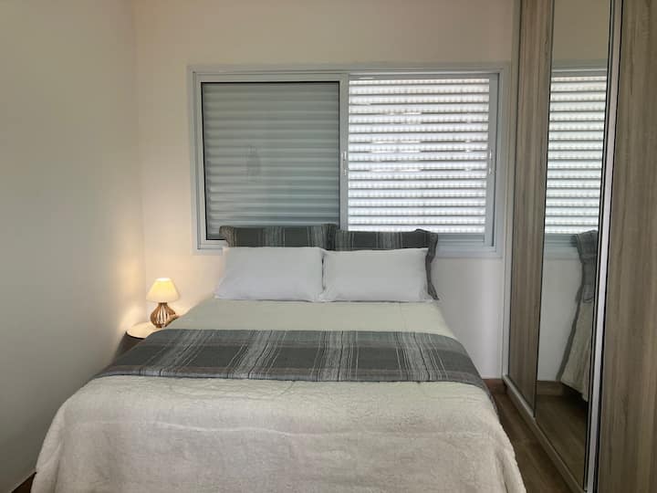 Cama espaciosa y cómoda con colchón de tela, sin ruido.