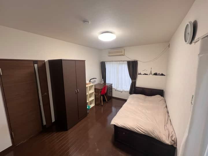 No quarto de cima.Cama de solteiro.