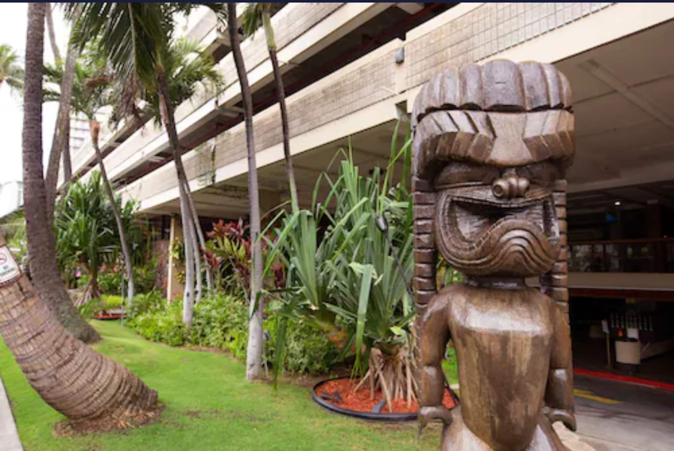 Condo in Honolulu · ★4.91 · 1 bedroom · 2 beds · 1 private bath - Image 14