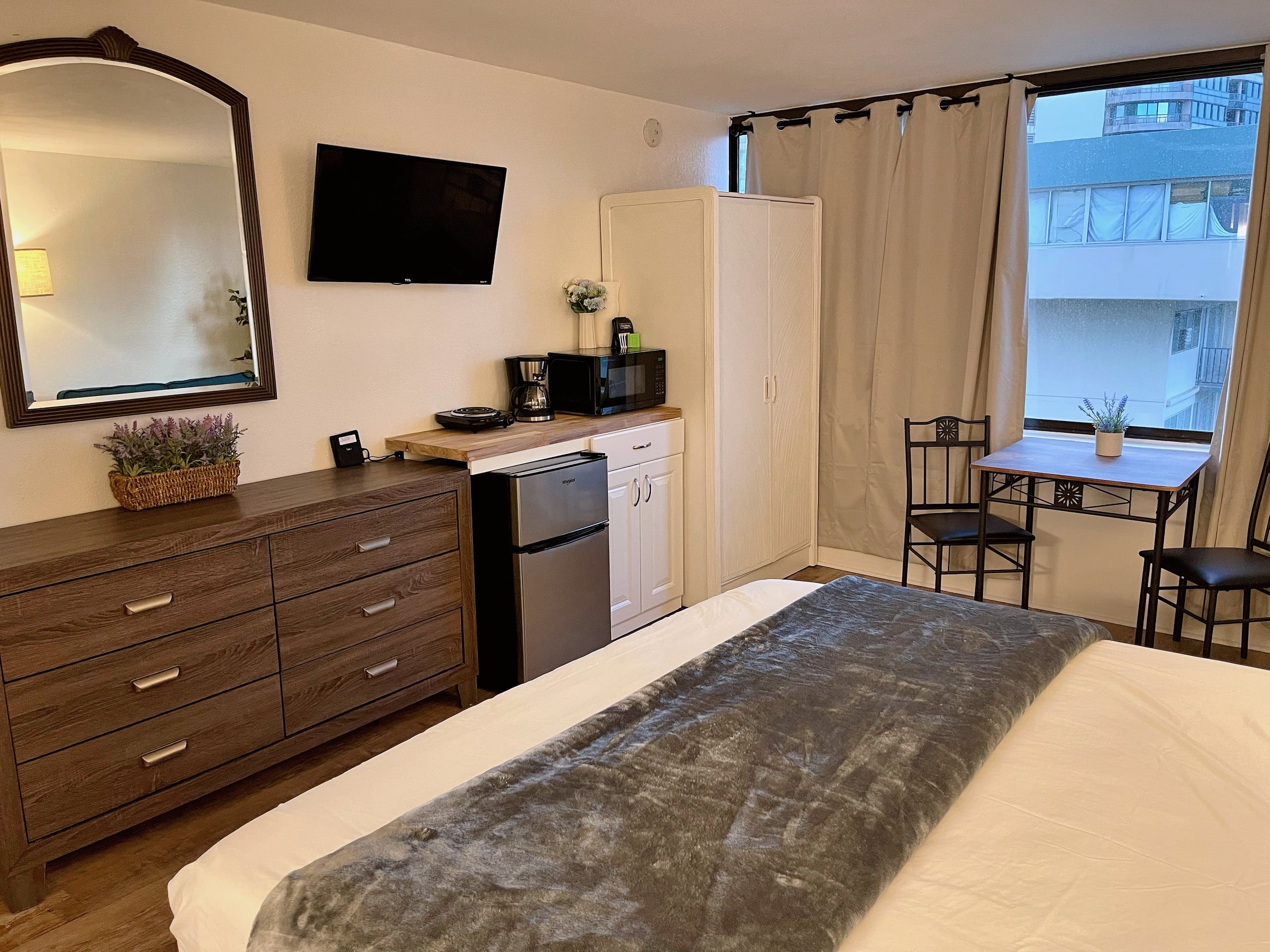 Condo in Honolulu · ★4.91 · 1 bedroom · 2 beds · 1 private bath - Image 5